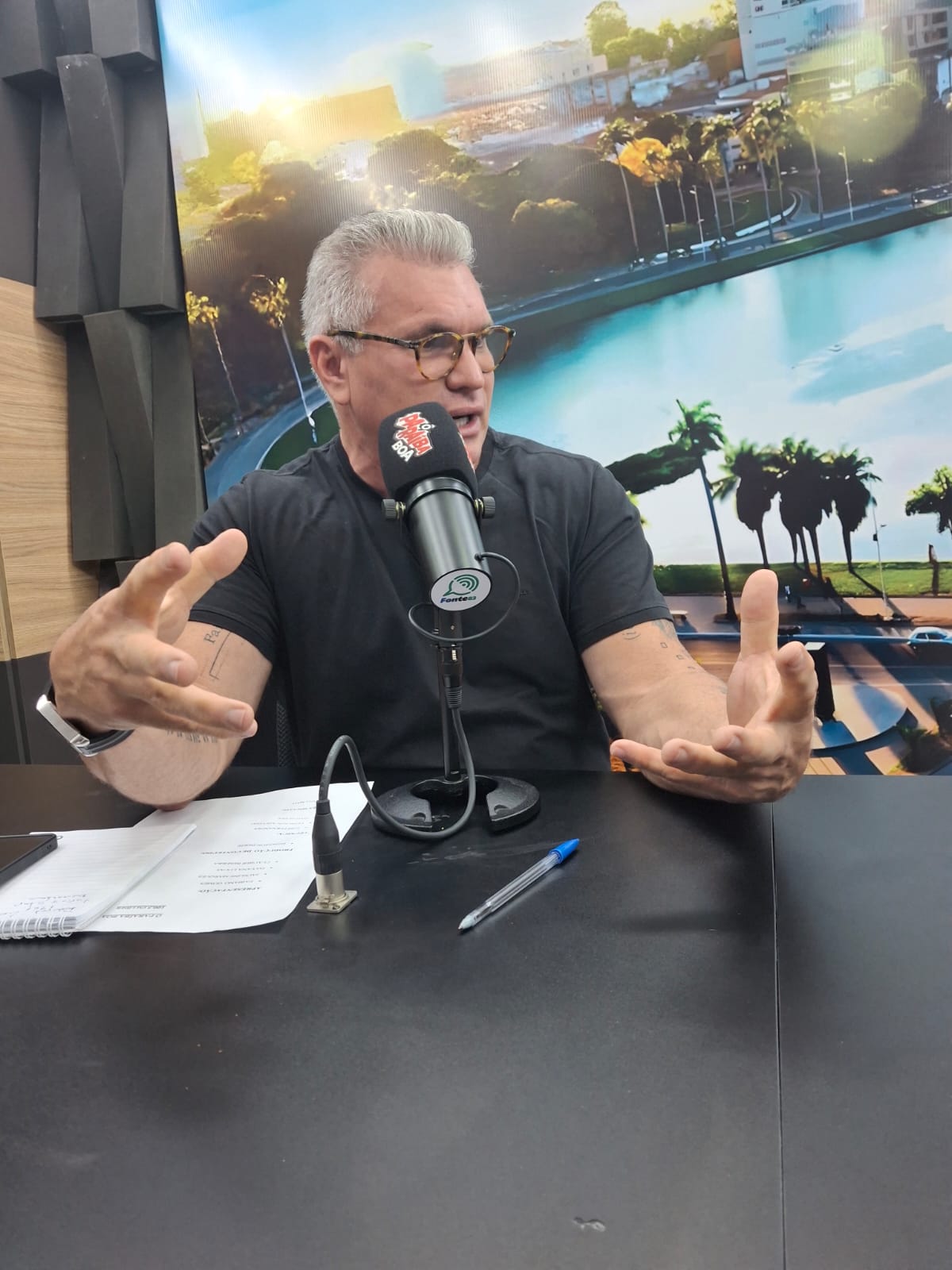 Julian Lemos afirma que Flávio Bolsonaro é o pai mais polido e diz “É um personagem, é corrupto”