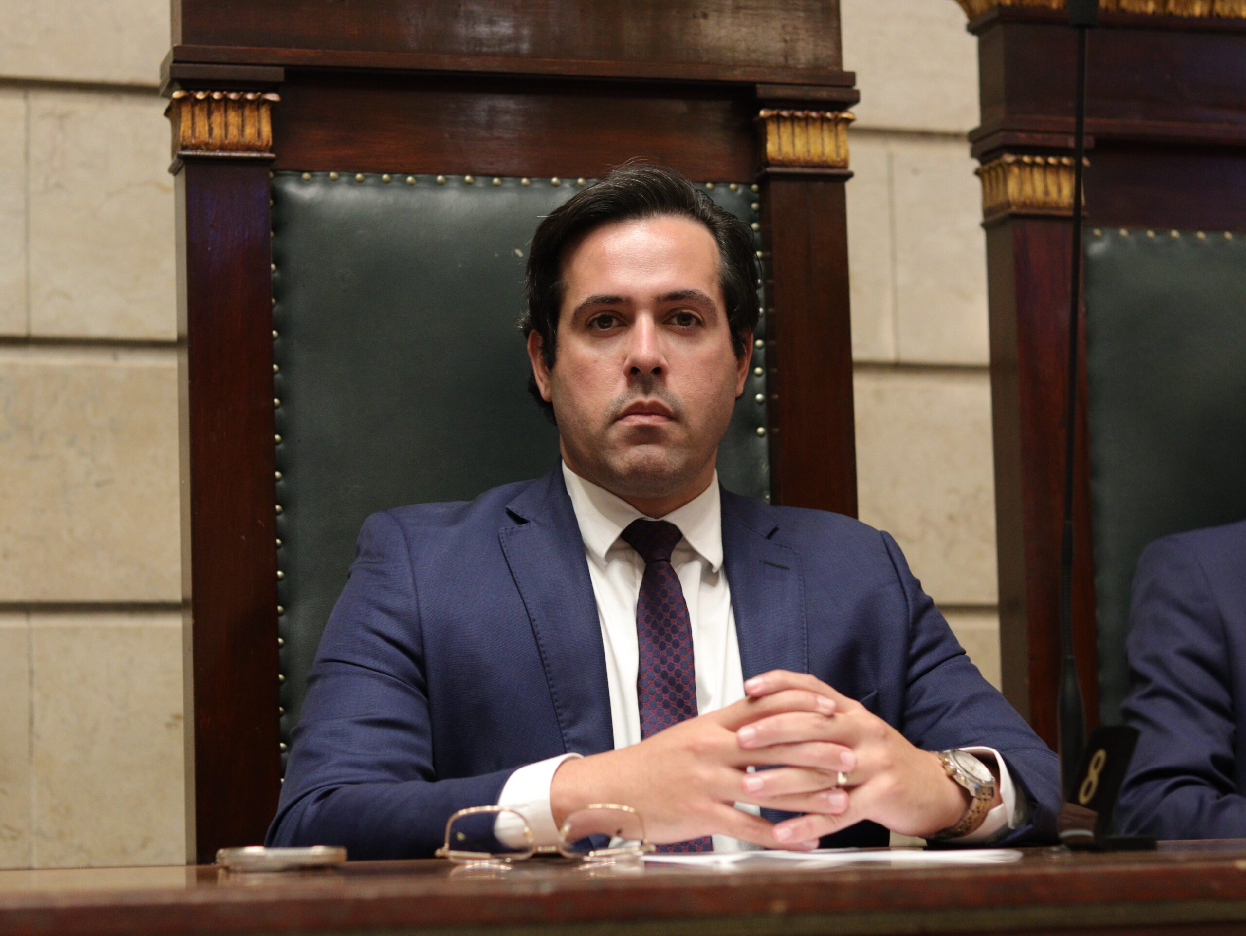 Planos de saúde viram alvo de denúncias em audiência no Rio e ausência de representantes gera críticas