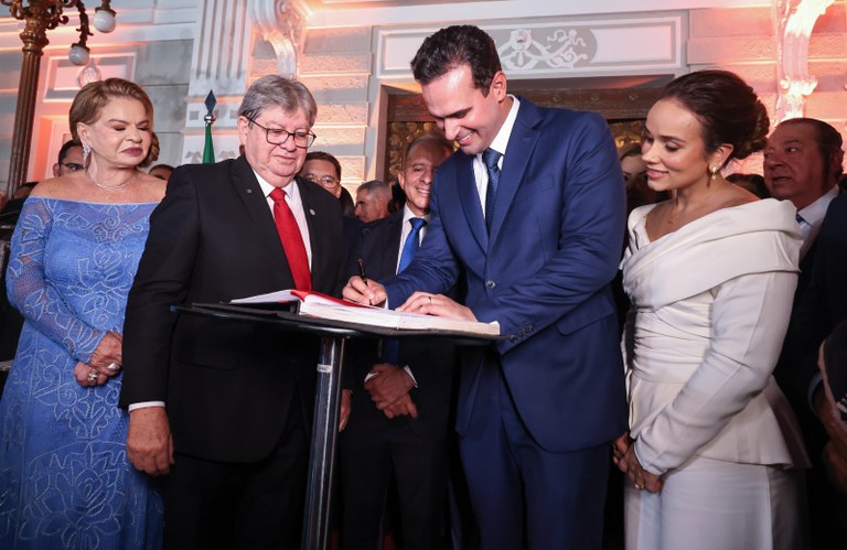 Lucas Ribeiro assume Governo da Paraíba e promete acelerar transformações no estado