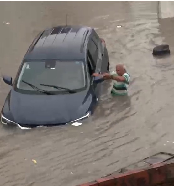 Chuvas intensas alagam João Pessoa e motorista luta para salvar carro em meio à correnteza
