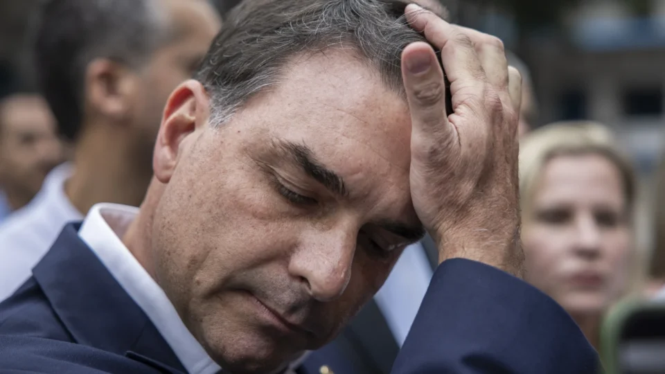 Aliado de confiança de Flávio Bolsonaro abandona pré-campanha ao Planalto após desgaste interno
