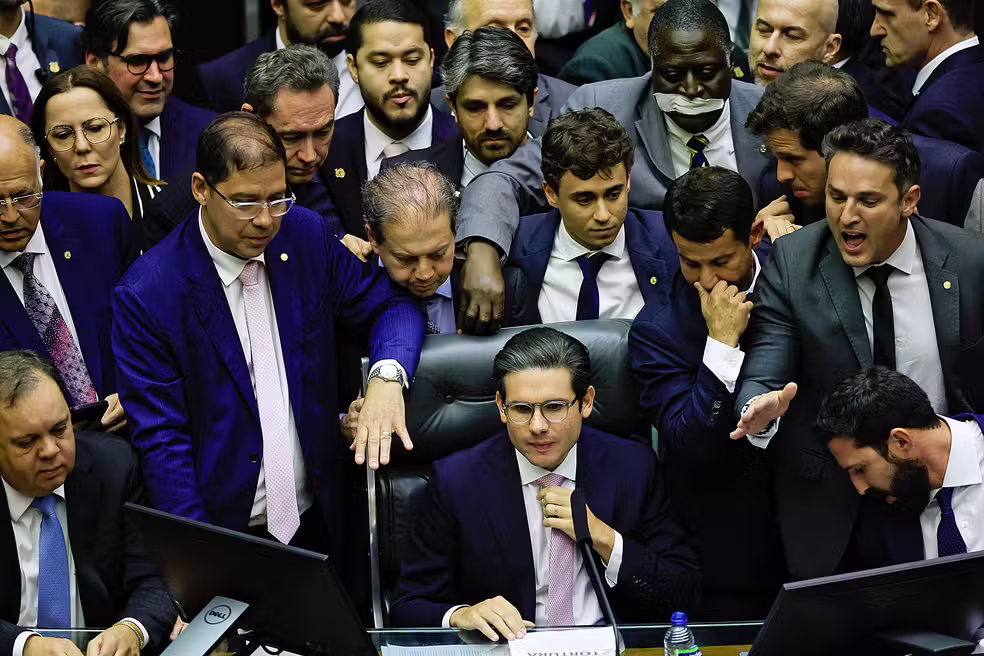 Conselho de Ética suspende deputados após confusão na Câmara; Zé Trovão chora ao comentar punição