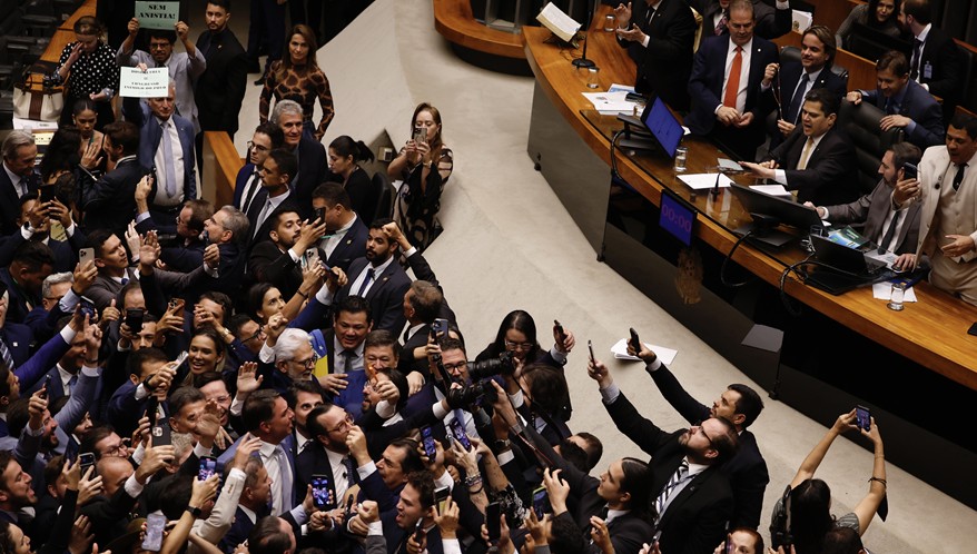 Congresso derruba veto de Lula e reduz penas de envolvidos no 8 de janeiro