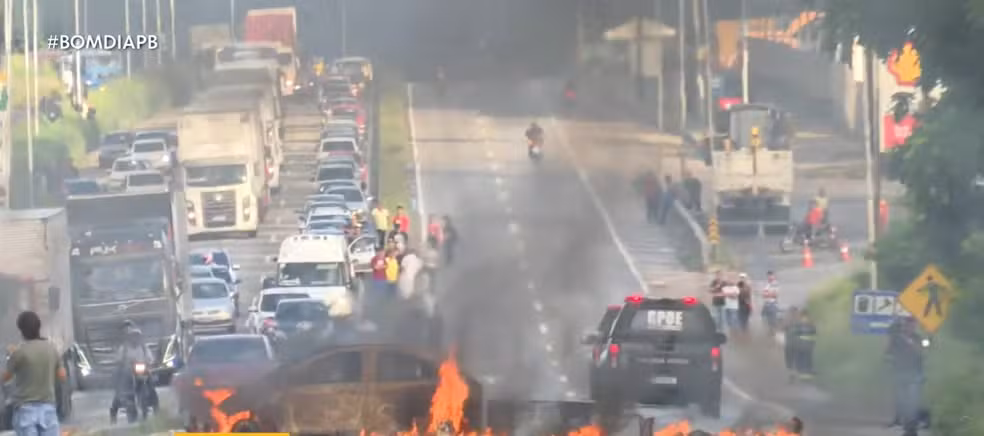 Protesto com carro incendiado bloqueia BR-230 e provoca caos no trânsito em João Pessoa