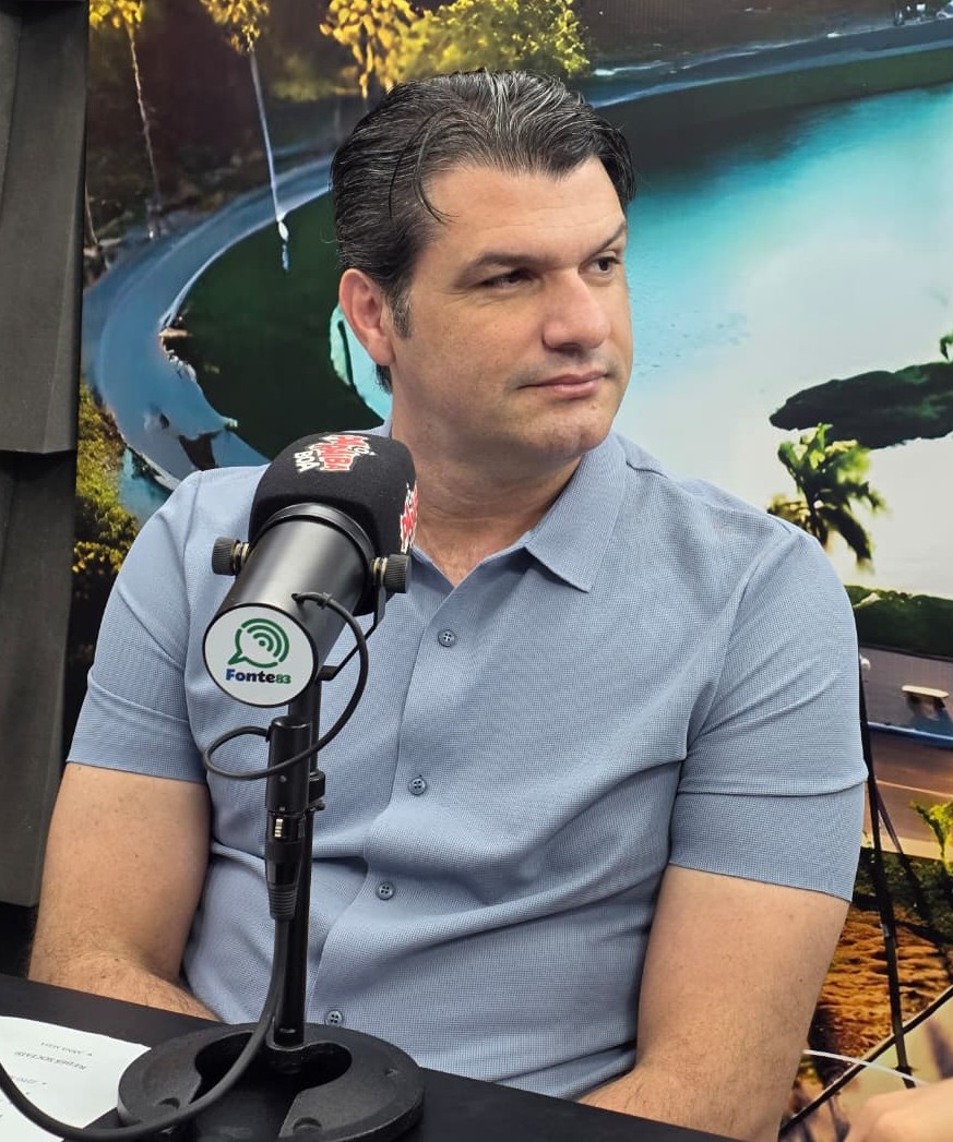 Leo desmente João sobre saída do comando do PSB e expõe bastidores da crise no partido