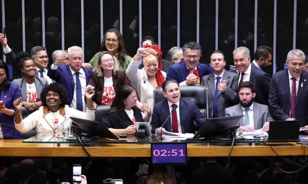 Fim da escala 6×1 avança no Congresso e Câmara aprova redução da jornada para 40 horas semanais