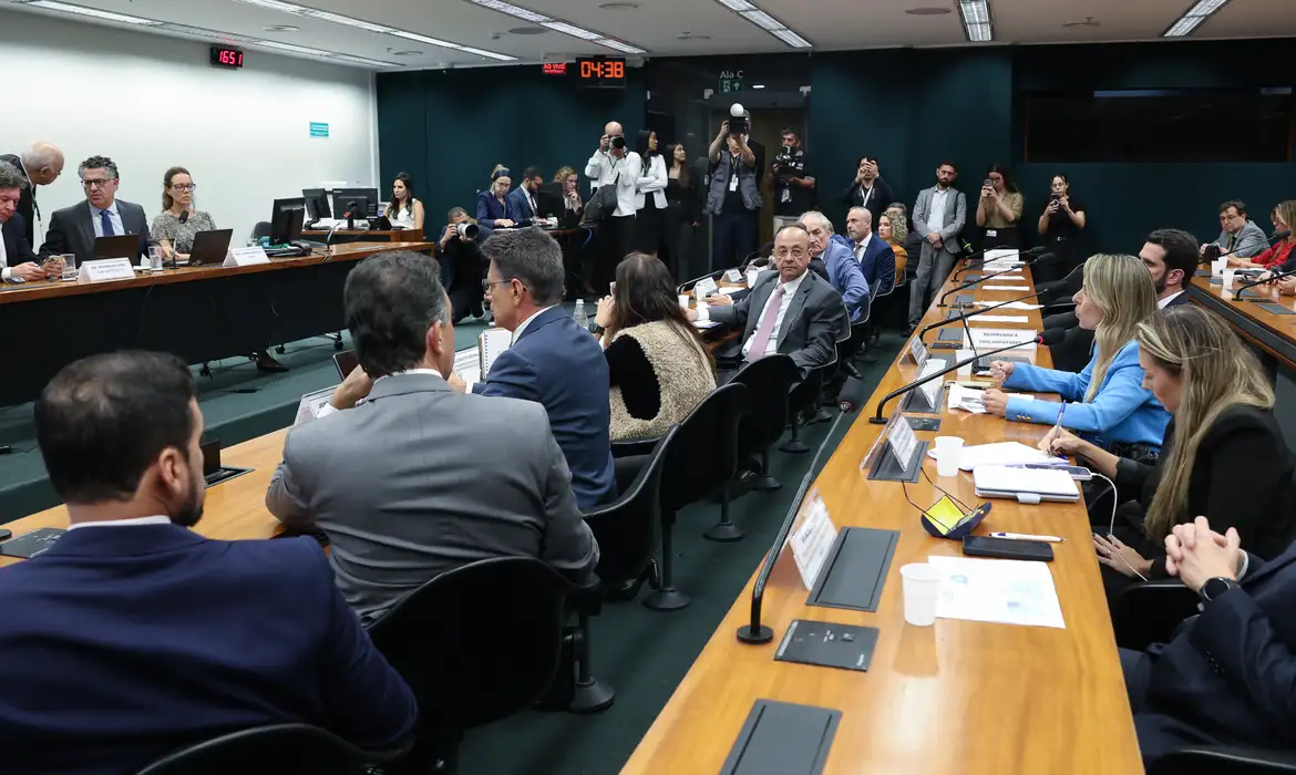 Fim da escala 6×1 avança na Câmara, mas votação é adiada após pressão da oposição