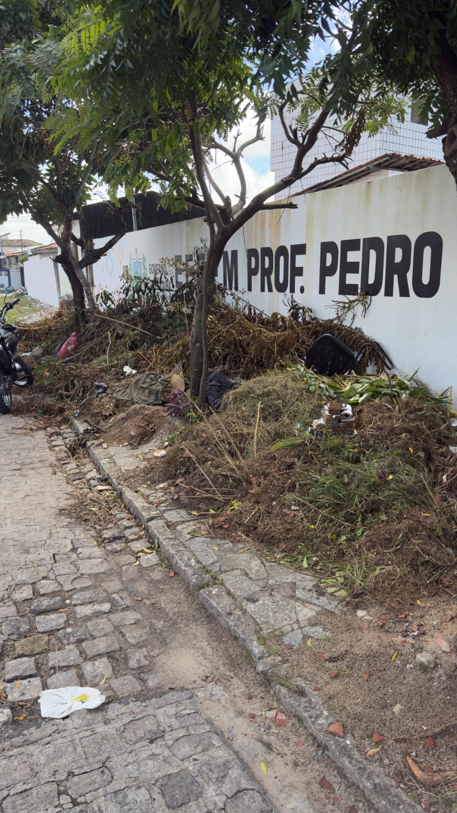 Entulho em calçada obriga estudantes e moradores a caminhar pela rua em Cabedelo