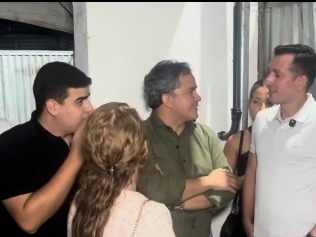 Segurança barra Efraim Filho em camarote de festa junina na Paraíba