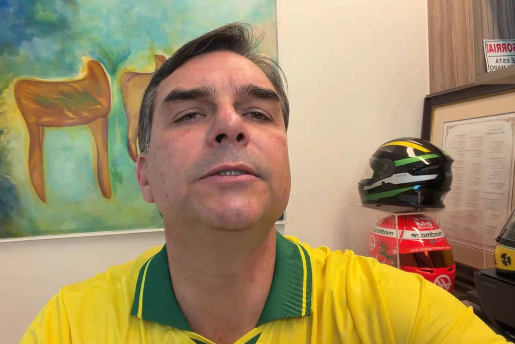 Moraes avalia se carta de Bolsonaro publicada por Flávio descumpre medidas impostas pelo STF