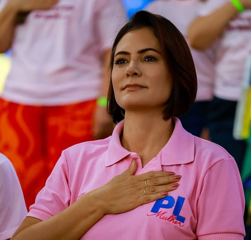 Michelle Bolsonaro avalia desistir da disputa ao Senado após crise com Flávio Bolsonaro