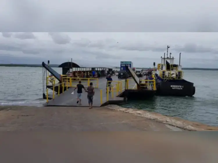 Balsa volta a quebrar e deixa passageiros à deriva entre Cabedelo e Lucena