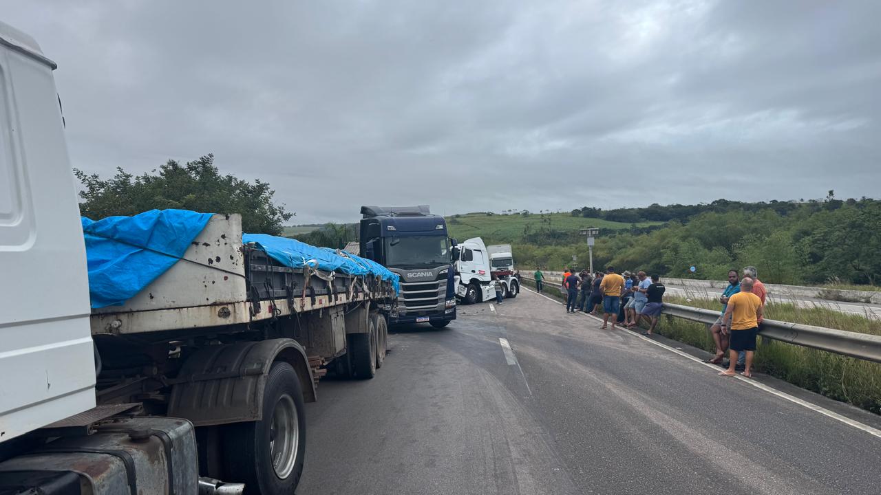 Colisão entre carretas bloqueia trecho da BR-101 e provoca longo congestionamento na Paraíba
