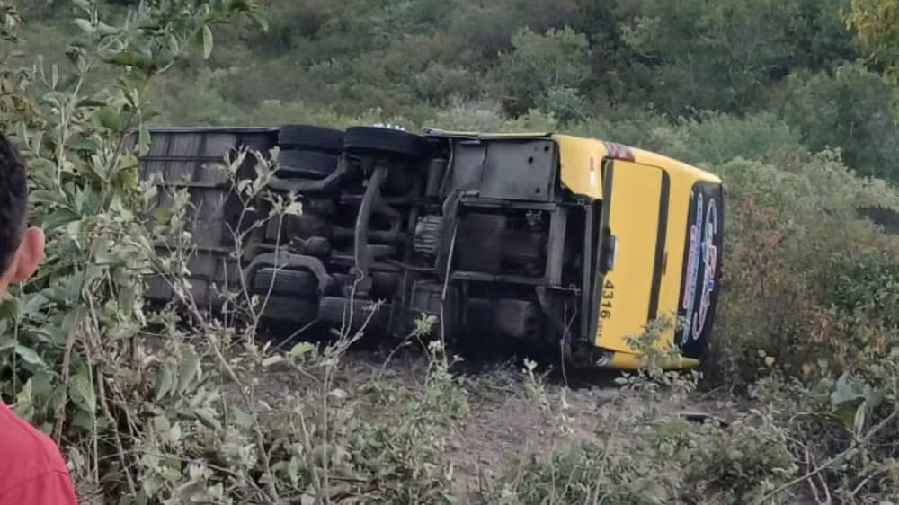 Tragédia em romaria: ônibus tomba no Ceará, deixa dois mortos e mais de 20 feridos