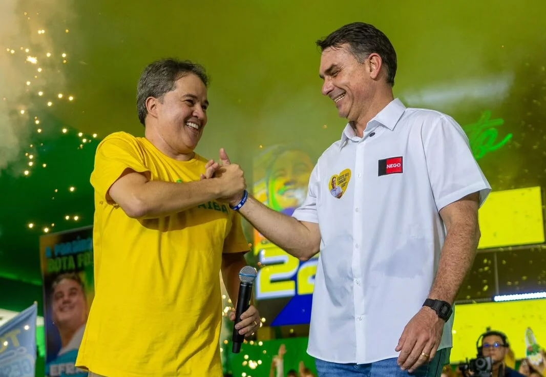 Flávio Bolsonaro prepara retorno à Paraíba em setembro, diz Efraim