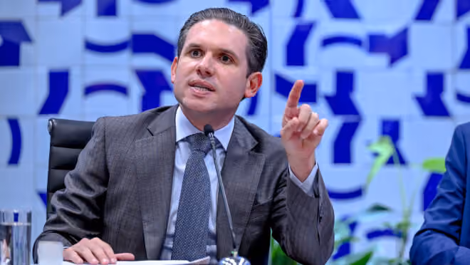 Justiça proíbe candidato de repetir ataques contra Hugo Motta e fixa multa de R$ 5 mil