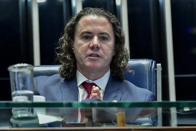 Veneziano apoia debate pelo fim da escala 6×1 no Brasil