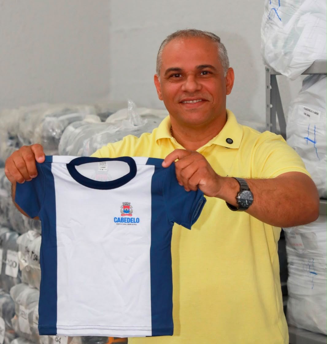 Prefeitura de Cabedelo reforça investimentos na educação de Cabedelo com entrega de fardamentos e kits