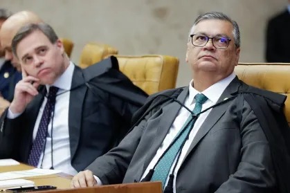 Dino derruba ordem de Mendonça e manda restabelecer post de Tabet sobre Nossa Senhora Aparecida