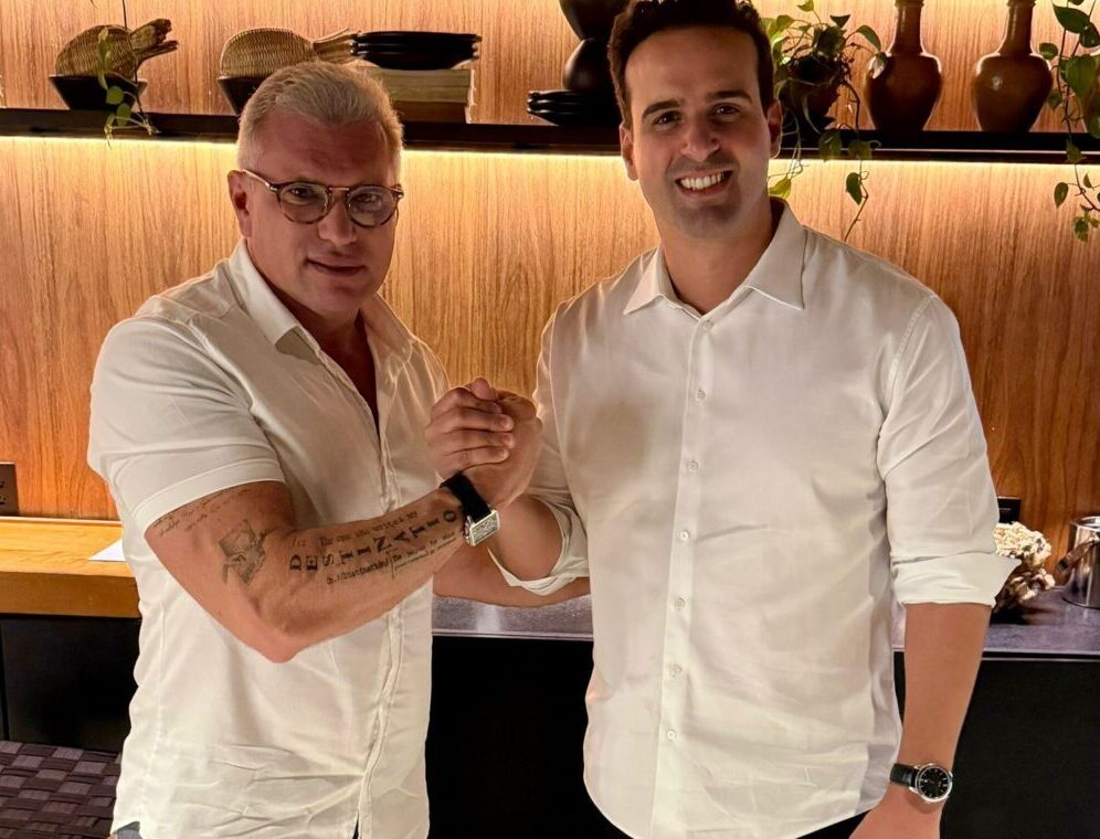 Jackson Alvino deixa Veneziano e confirma apoio a Nabor  Prefeito de Santa Rita passa a apoiar os dois candidatos ao Senado da chapa governista  O prefeito de Santa Rita, Jackson Alvino (PP), confirmou nesta quarta-feira (23) apoio a Nabor Wanderley (Republicanos) na disputa pelo Senado. A decisão representa uma mudança de posição: até então, o gestor apoiava a candidatura à reeleição de Veneziano Vital do Rêgo (MDB).  Jackson passa a apoiar os dois nomes da chapa governista para o Senado. Além de Nabor, ele já havia declarado voto em João Azevêdo (PSB). Na disputa pelo Governo da Paraíba, seu candidato é Lucas Ribeiro (PP).  A adesão tem peso na Região Metropolitana de João Pessoa. Santa Rita reúne 103.411 eleitores e é o terceiro maior colégio eleitoral do estado. Com Jackson, Nabor amplia seu grupo de prefeitos e lideranças na região.  A saída do prefeito de Santa Rita também aumenta a série de perdas na campanha de Veneziano. Segundo o levantamento apresentado, Jackson é o 11º prefeito a deixar o apoio ao senador em uma semana.  O candidato a deputado federal Julian Lemos (PP) avaliou, nesta quarta-feira (23), durante o programa Senso Crítico da FGTV e MRTV, o cenário da disputa pelo Governo da Paraíba. A declaração ocorreu após a divulgação da nova pesquisa Quaest, que colocou o governador Lucas Ribeiro (PP) com 49% das intenções de voto.  Ao comentar a corrida eleitoral, Julian afirmou acreditar que a disputa poderá ser resolvida já no primeiro turno. “Primeiro turno. Lucas vencerá em torno de 55 % dos votos ou mais, menos não será. Eu acho que é uma das maiores lições da classe política recente, que foi esse ato de ganância de Cícero Lucena, onde ele levou a sua história a um vexame”, declarou.  Julian também criticou declarações de Cícero durante a campanha e citou o debate sobre segurança pública. “Cícero Lucena tem sido infeliz em todas as suas colocações, desde quando menosprezou o trabalho da segurança pública, falando em ‘operaçõezinhas’, e agora trazendo para a sua atenção um discurso vazio, modelo bolsonarista, que é atingir a massa pelo medo”, afirmou.  Na avaliação do candidato, Lucas Ribeiro ganhou espaço durante a campanha e passou a ocupar posição de destaque no cenário eleitoral. “Por outro lado, nós temos um Lucas, um rapaz que está grande politicamente, caiu na graça do povo, viralizou o nome dele, um cara que tem postura, educação”, disse Julian.  A pesquisa Quaest divulgada nesta semana mostra Lucas com 49%, contra 16% de Efraim Filho e 15% de Cícero Lucena, dentro da margem de erro de três pontos. O levantamento foi contratado pelas TVs Cabo Branco e Paraíba e está registrado no TSE sob os números PB-01325/2026 e BR-09990/2026  Julian Lemos prevê vitória de Lucas Ribeiro no primeiro turno e critica Cícero Lucena  No Senso Crítico, candidato a deputado federal avaliou a pesquisa Quaest e afirmou que o governador pode superar 55% dos votos  O candidato a deputado federal Julian Lemos (PP) afirmou nesta quarta-feira (23), durante o programa Senso Crítico, da FGTV e MRTV, que acredita em uma vitória de Lucas Ribeiro (PP) no primeiro turno da disputa pelo Governo da Paraíba. A avaliação foi feita após a divulgação da pesquisa Quaest que apontou o governador com 49% das intenções de voto.  “Primeiro turno. Lucas vencerá em torno de 55% dos votos ou mais, menos não será”, declarou Julian. O percentual citado por ele é uma previsão pessoal, e não um resultado da pesquisa.  Julian também dirigiu críticas a Cícero Lucena (MDB). Na avaliação do candidato, a decisão de Cícero de disputar o governo foi um “ato de ganância” que levou sua trajetória política a um “vexame”.  Ao comentar a campanha, Julian acusou Cícero de menosprezar o trabalho da segurança pública ao usar a expressão “operaçõezinhas”. Também classificou o discurso do adversário como “vazio” e afirmou que ele tenta mobilizar eleitores pelo medo. As críticas representam a avaliação de Julian sobre as declarações e a estratégia de Cícero.  Sobre Lucas, Julian disse que o governador ganhou força política e visibilidade durante a campanha. “Caiu na graça do povo, viralizou o nome dele, um cara que tem postura, educação”, afirmou.  Divulgada nesta semana, a pesquisa Quaest mostra Lucas Ribeiro com 49% das intenções de voto, Efraim Filho (PL) com 16% e Cícero Lucena com 15%. Efraim e Cícero estão tecnicamente empatados, considerada a margem de erro de três pontos percentuais. O levantamento foi contratado pelas TVs Cabo Branco e Paraíba e registrado no Tribunal Superior Eleitoral sob os números PB-01325/2026 e BR-09990/2026.  coloque a declaração foi durante o programa apresentado pelo jornalista Klauber Beserra Julian Lemos prevê vitória de Lucas Ribeiro no primeiro turno e critica Cícero Lucena