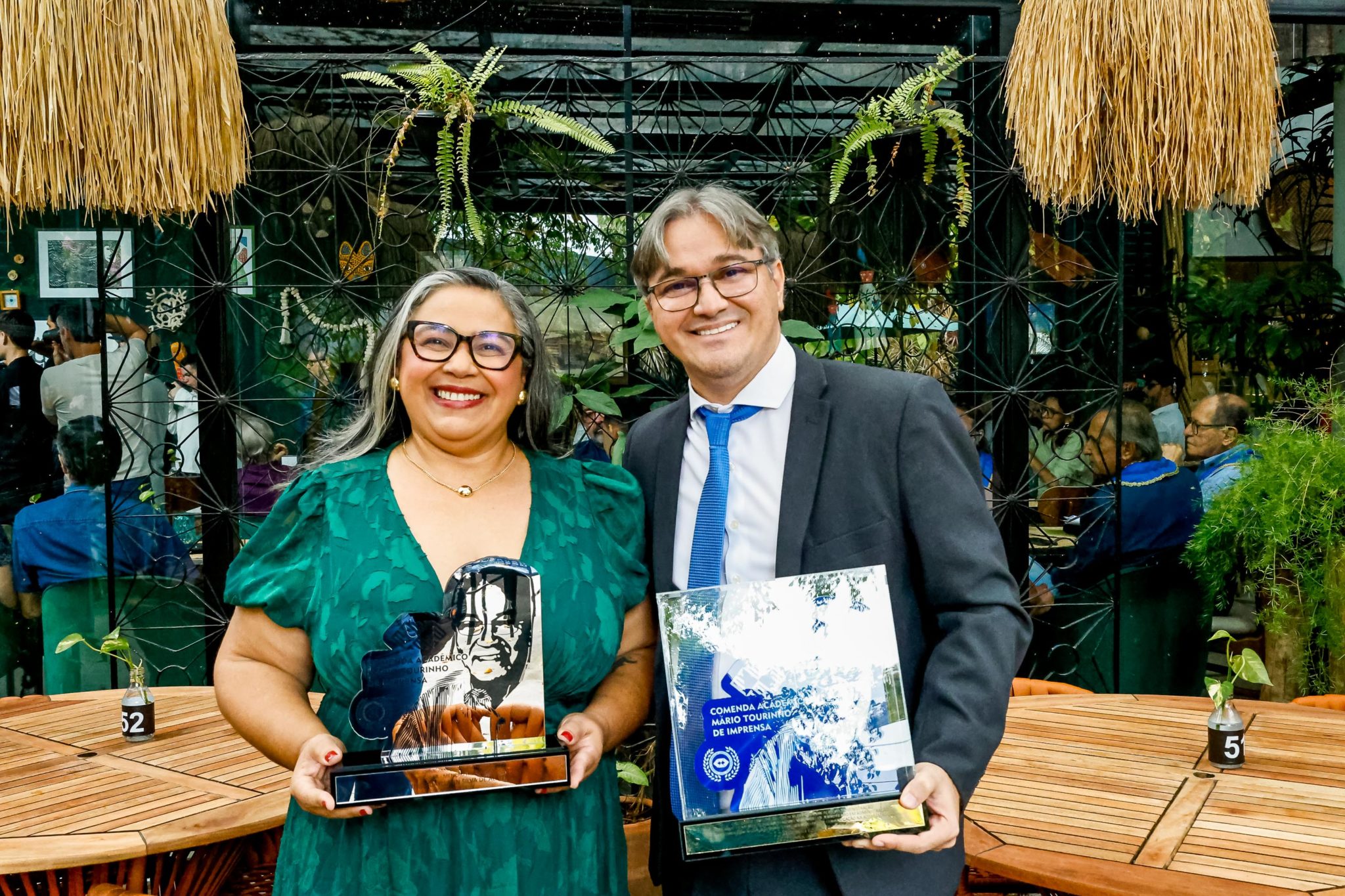 Nice Almeida e Eugênio Falcão são destaques em premiação de comunicação da APCA