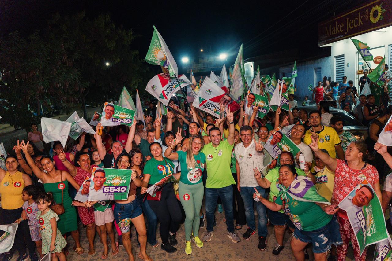Acácio Figueiredo vai às ruas e recebe Doutor Jhony em mais uma grande demonstração de força popular