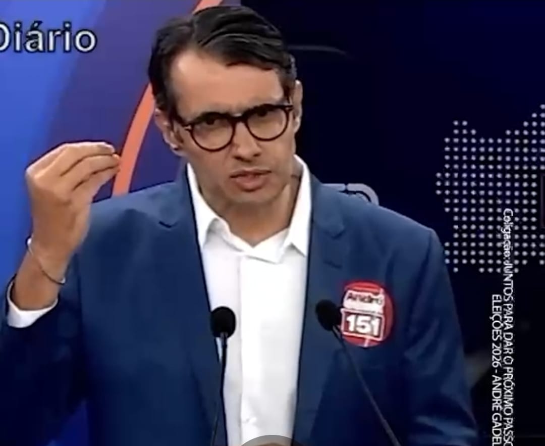 André Gadelha eleva tom contra Hugo Motta e Nabor durante debate no Sertão