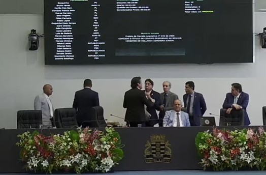Guguinha acusa Carlão de manter cargos escondidos na Prefeitura de João Pessoa durante bate-boca na Câmara