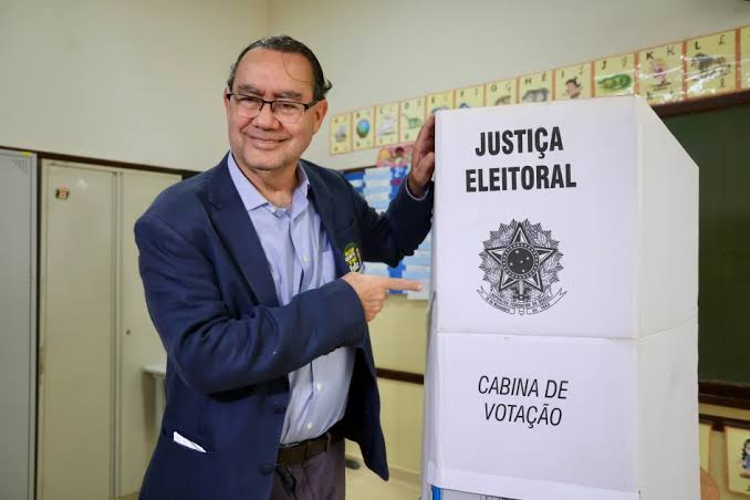 Autor de “Nunca desista de seus sonhos”, Augusto Cury desiste da política e anuncia apoio a Flávio Bolsonaro