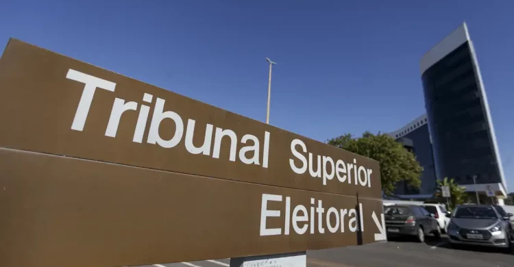 O Tribunal Superior Eleitoral (TSE) determinou que o senador e candidato à Presidência, Flávio Bolsonaro (PL) apresente, em 72 horas, esclarecimentos sobre pedidos contra o presidente  Lula (PT), o vice-presidente Geraldo Alckmin (PSB) e o deputado federal André Janones (Avante). A decisão foi tomada neste sábado (10) pelo corregedor-geral eleitoral, ministro Ricardo Villas Bôas Cueva.  Na ação, Flávio pede a cassação dos registros ou diplomas de Lula e Alckmin, além da inelegibilidade dos responsáveis por supostos abusos eleitorais. Ele acusa Janones de coordenar a divulgação de conteúdos desinformativos e ofensivos, com uso do canal de WhatsApp “Exército do Lula” para mobilizar compartilhamentos e possível emprego de recursos públicos em propaganda negativa.  Flávio Bolsonaro também solicita a suspensão do canal e do perfil de Janones nas redes sociais, a remoção de publicações, a interrupção de impulsionamentos e a preservação de dados.  O TSE quer que ele esclareça se pedidos semelhantes já foram apresentados em outros processos e detalhe as irregularidades atribuídas às publicações questionadas.  Apresentação de provas O ministro também determinou que Flávio apresente, em cinco dias, os arquivos digitais originais citados na petição, como vídeos e mensagens, devidamente identificados e organizados.  A decisão admitiu o processamento da Ação de Investigação Judicial Eleitoral (AIJE) e determinou que os investigados sejam notificados para apresentar defesa em cinco dias.  O ministro Ricardo Villas Bôas Cueva ressaltou que o recebimento da ação não significa que as acusações foram comprovadas. A análise dos pedidos liminares ocorrerá após a apresentação dos esclarecimentos solicitados.