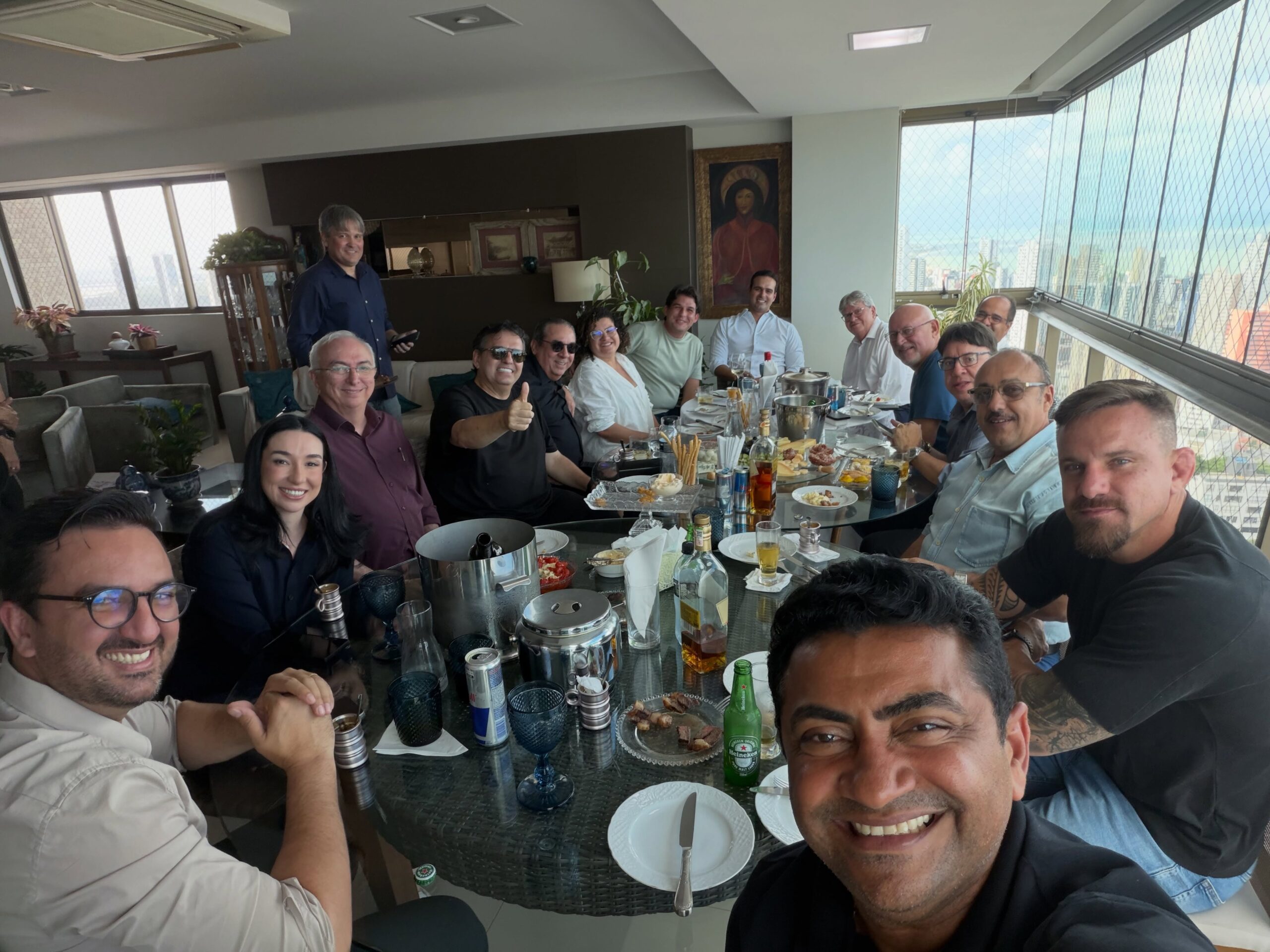 Almoço com Lucas Ribeiro e oito vereadores reforça articulação por João Azevêdo em 2028