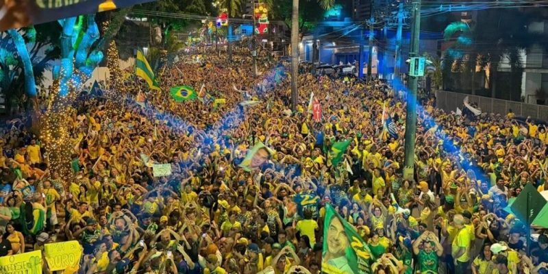 Apoiadores de Flávio Bolsonaro realizam caminhada na Epitácio Pessoa com presença de candidato a vice-presidente