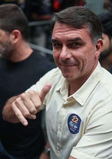 Portal argentino noticia fuga de Flávio Bolsonaro; assessoria não consegue contato com senador